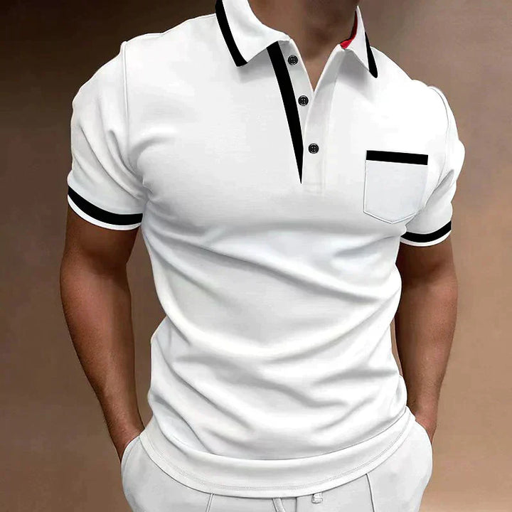 Polo homme moderne blanc avec col et détails noirs contrastés, patte de boutonnage élégante et poche poitrine discrète, coupe ajustée pour un look chic et décontracté.