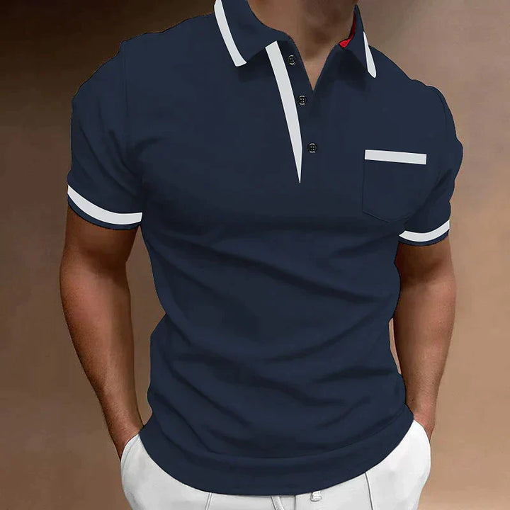 Polo homme moderne bleu marine avec col et finitions blanches contrastées, patte de boutonnage élégante et poche poitrine discrète, coupe ajustée pour un look chic et décontracté.