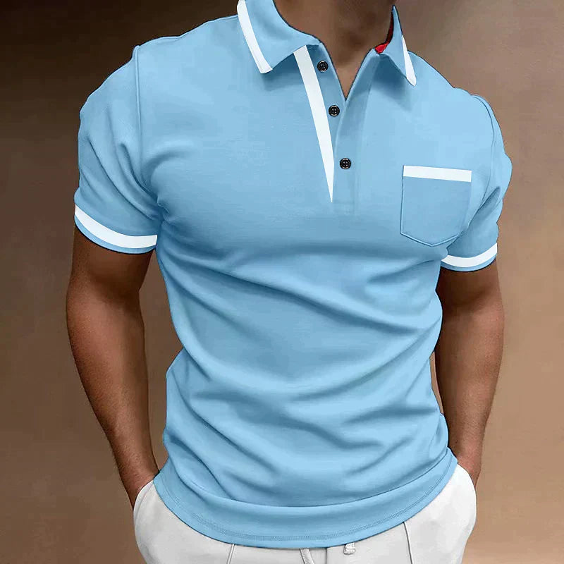 Polo homme moderne bleu ciel avec col blanc contrasté, patte de boutonnage élégante et poche poitrine discrète, coupe ajustée mettant en valeur la silhouette, idéal pour un style chic et décontracté.