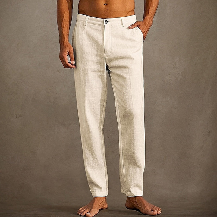Pantalon d'été pour homme décontracté à coupe classique, tissu léger et fluide, adapté aux journées chaudes.