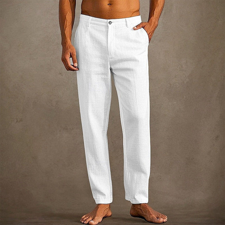 Pantalon d'été pour homme décontracté à coupe classique, tissu léger et fluide, adapté aux journées chaudes.