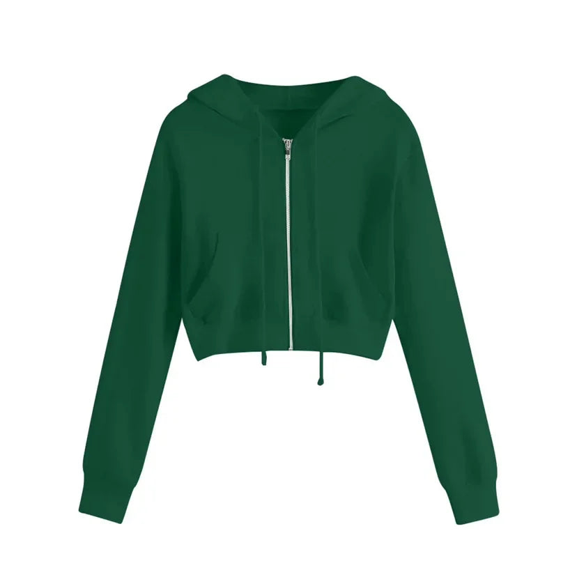 Un sweat à capuche vert, avec une fermeture éclair à l'avant. Le modèle est court avec des manches longues et des poches sur le devant. La coupe est décontractée, idéale pour un look casual et confortable.