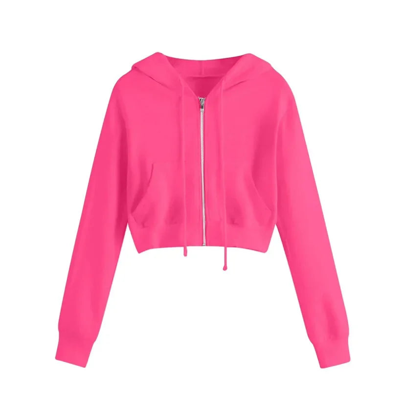 Un sweat à capuche rose vif, avec une fermeture éclair à l'avant. Le modèle est court, avec des manches longues et des poches sur le devant. La coupe est décontractée, parfaite pour un look confortable et moderne.