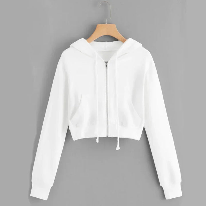 Un sweat à capuche blanc avec une fermeture éclair sur le devant. Il est court, avec des manches longues et deux poches sur le devant. Ce modèle offre un look confortable et stylé pour un vêtement décontracté.
