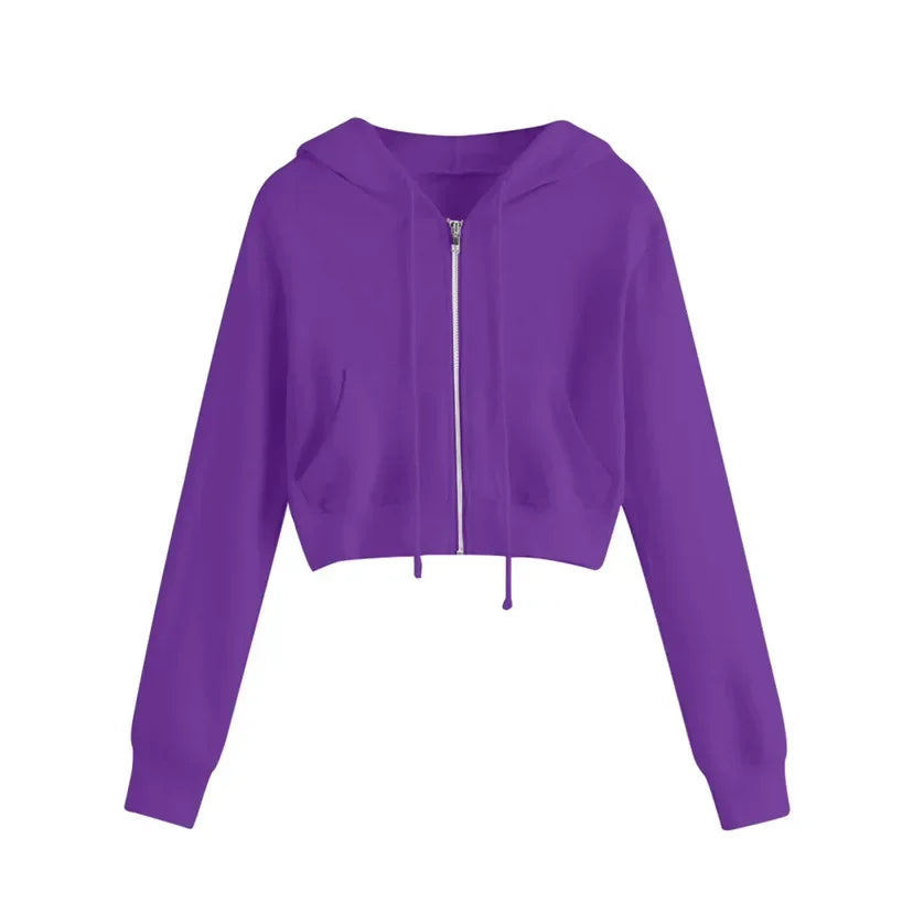 Un sweat à capuche violet avec une fermeture éclair sur le devant. Il est court, avec des manches longues et deux poches sur le devant. Ce modèle coloré et stylé est parfait pour un look décontracté.