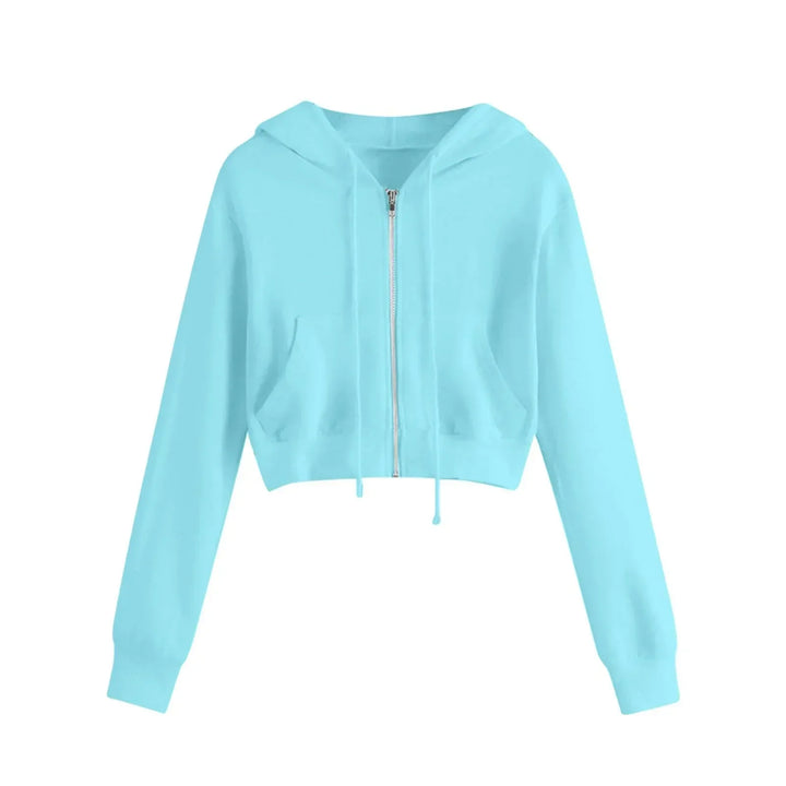 Un sweat à capuche bleu clair avec une fermeture éclair sur le devant. Il est court, avec des manches longues et deux poches sur le devant. Ce modèle frais et stylé est idéal pour une tenue décontractée et moderne.