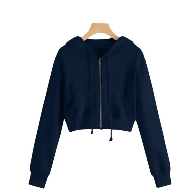 Un sweat à capuche bleu marine avec une fermeture éclair sur le devant. Ce modèle court a des manches longues et deux poches avant. Il est parfait pour une tenue décontractée et stylée, offrant confort et modernité.