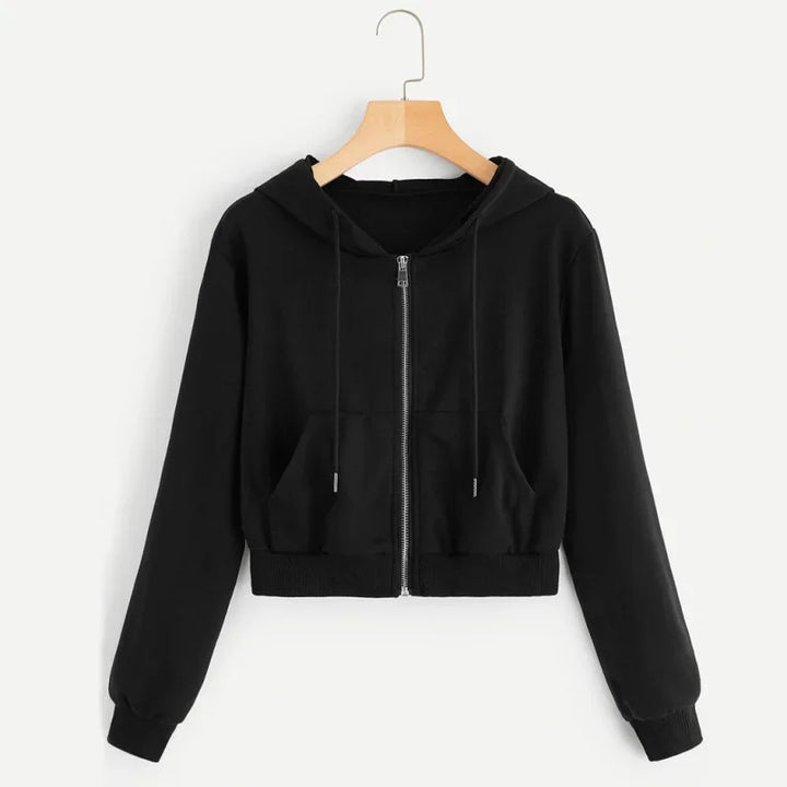 Un sweat à capuche noir avec une fermeture éclair sur le devant. Ce modèle court présente des manches longues et deux poches avant. Il offre un look moderne et décontracté, parfait pour une tenue stylée.