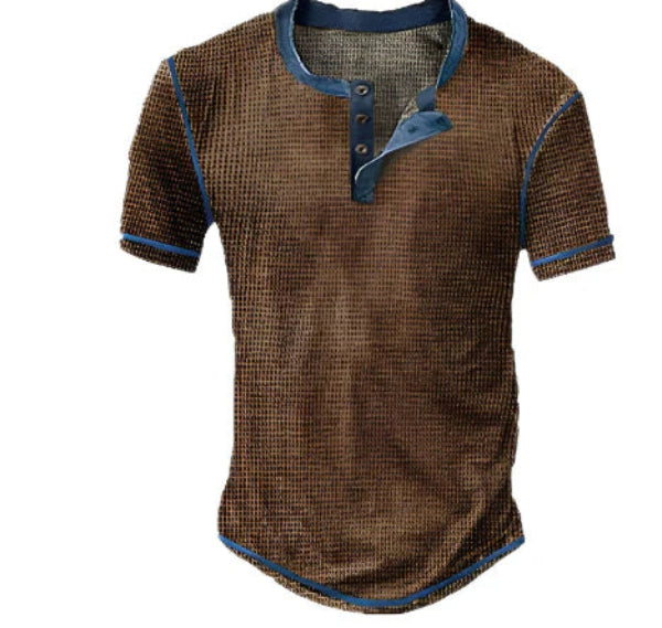 T-shirt homme vintage à manches courtes en maille texturée marron, avec patte boutonnée et finitions bleu denim.