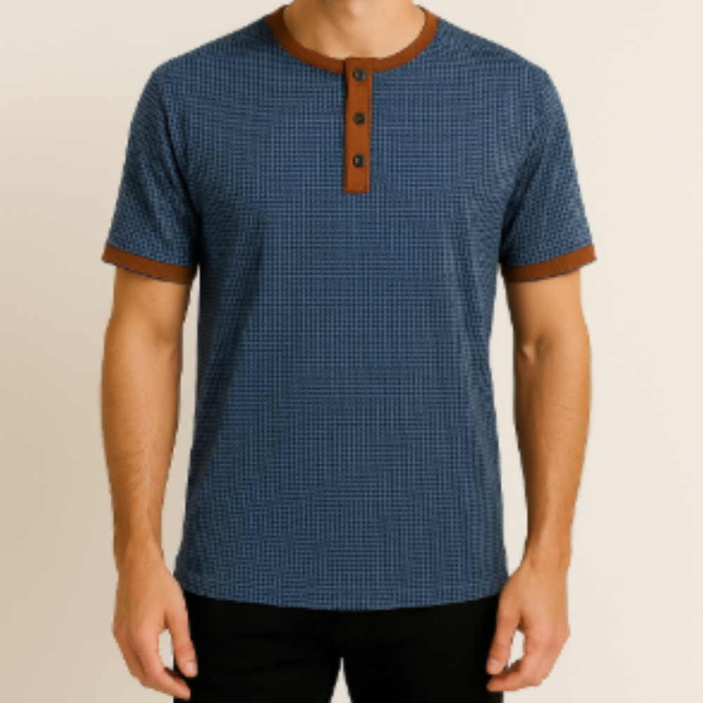 T-shirt homme bleu à texture gaufrée, style henley avec patte de boutonnage marron et finitions contrastées, porté sur un mannequin.