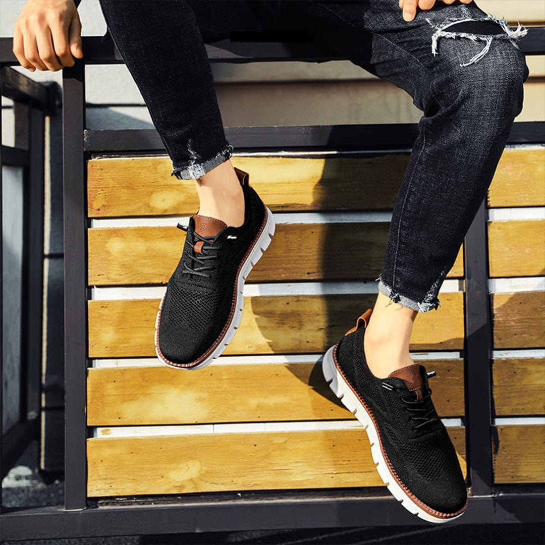 Jean, baskets tendance pour hommes noires à lacets avec semelle blanche et détails marron, chaussures légères et confortables portées avec un jean décontracté