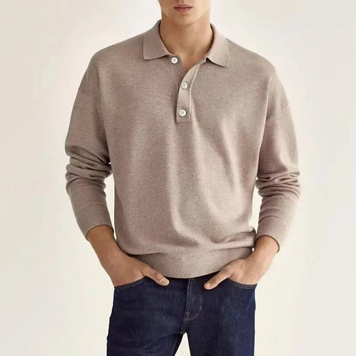 Le polo homme manches longues en couleur beige clair offre un look doux et raffiné. Avec son col classique et ses boutons élégants, il combine confort et style pour un look à la fois décontracté et moderne. Parfait pour une tenue simple mais élégante, il s'adapte facilement à toutes les occasions.