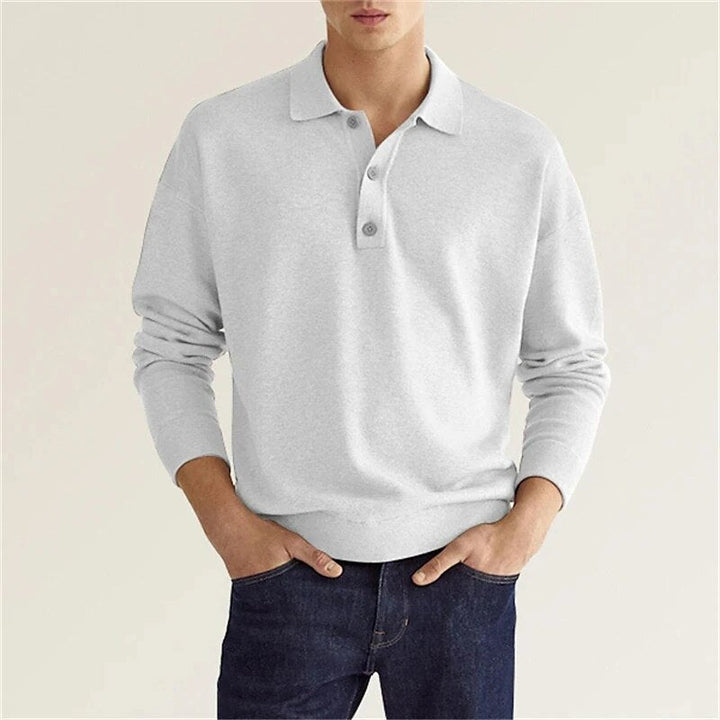 Le polo homme manches longues en couleur gris clair offre une silhouette moderne et élégante. Avec son col classique et ses boutons raffinés, il garantit un confort optimal tout en restant stylé. Parfait pour un look décontracté, il s'intègre facilement dans toutes les tenues quotidiennes.
