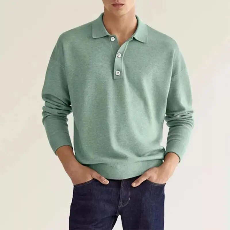 Le polo homme manches longues dans une couleur vert doux allie confort et élégance. Son col classique et ses boutons discrets ajoutent une touche raffinée, tandis que sa coupe moderne en fait un choix idéal pour un look à la fois décontracté et stylé. Parfait pour les journées fraîches, il s'adapte facilement à toutes les occasions.