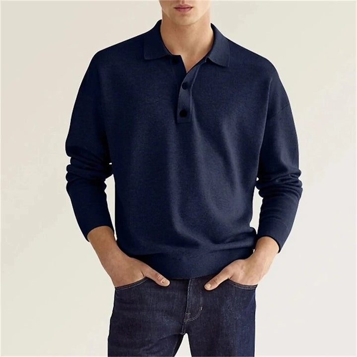 Le polo homme manches longues dans une teinte bleu marine offre un look moderne et raffiné. Avec son col classique et ses boutons discrets, il apporte confort et élégance pour toutes les occasions. Son design épuré et sa coupe ajustée en font un choix idéal pour un style à la fois décontracté et sophistiqué.