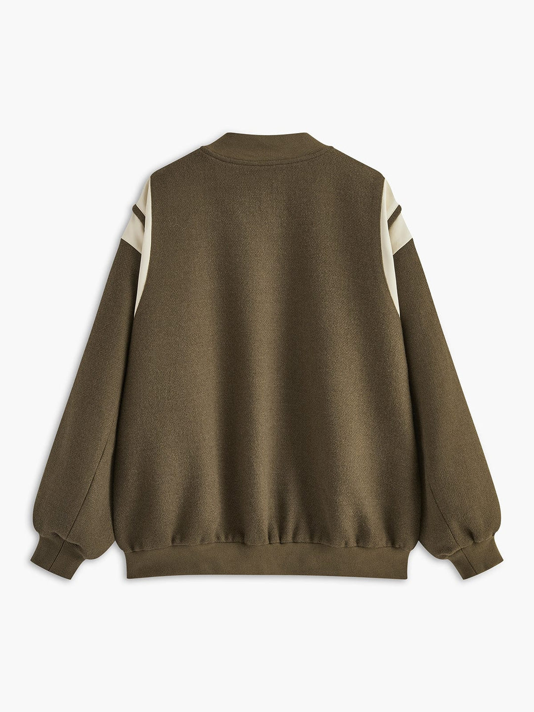 veste varsity kaki olive avec empiècements crème sur les épaules et les manches, fermeture par boutons-pression argentés, poches plaquées, coupe légèrement oversize et bord-côtes, look tendance en extérieur.