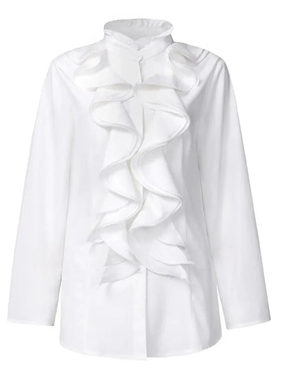 Élégant chemisier blanc à manches longues avec volants asymétriques sur le devant et col montant raffiné, idéal pour un look chic et sophistiqué.