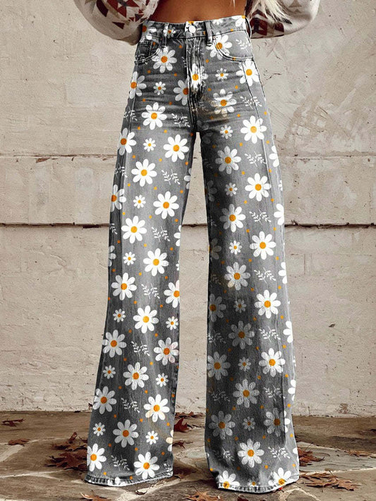 Une femme portant un pantalon à taille haute et coupe large avec un fond gris et un imprimé floral joyeux featuring des marguerites blanches et des centres jaunes. Le pantalon est conçu pour un look décontracté et sportif, parfait pour une tenue chic et confortable.