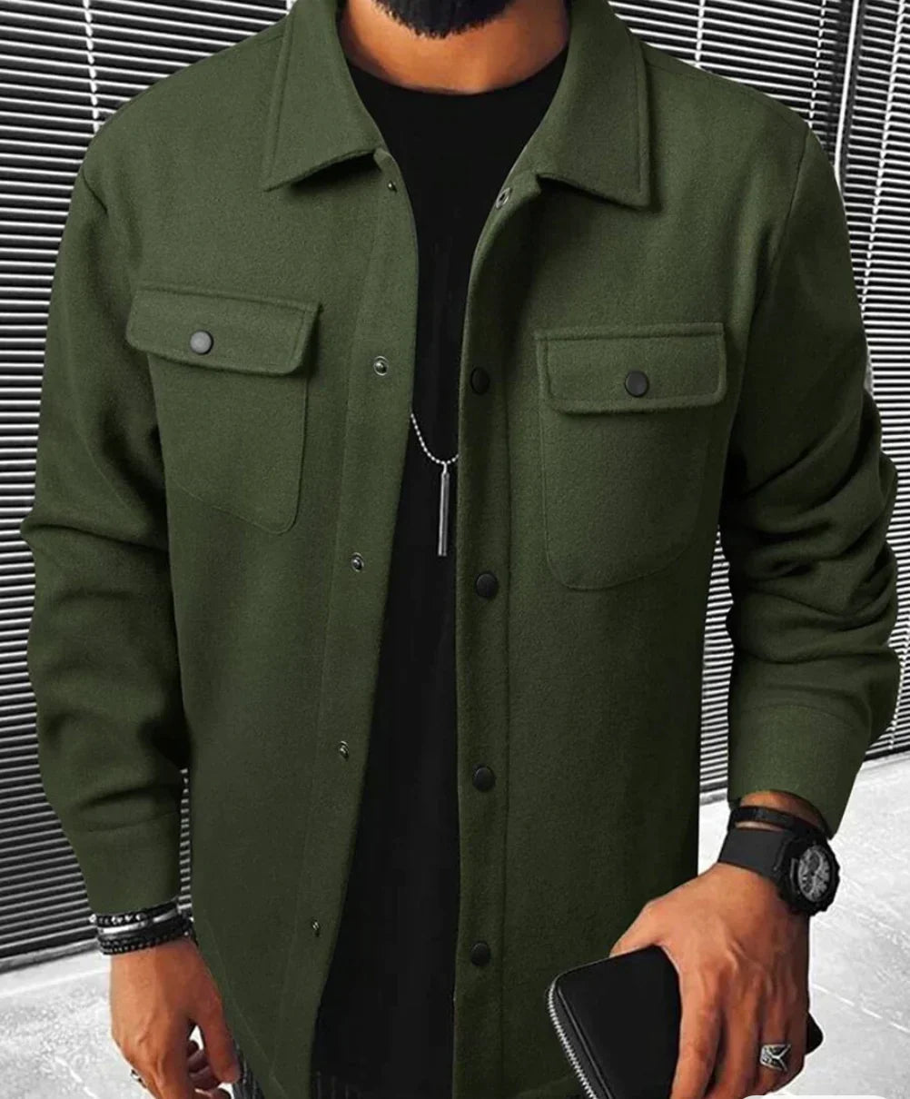 Jules | Chemise oversize pour homme, à manches longues, en tissu vert olive, avec poches plaquées sur la poitrine et boutons noirs.