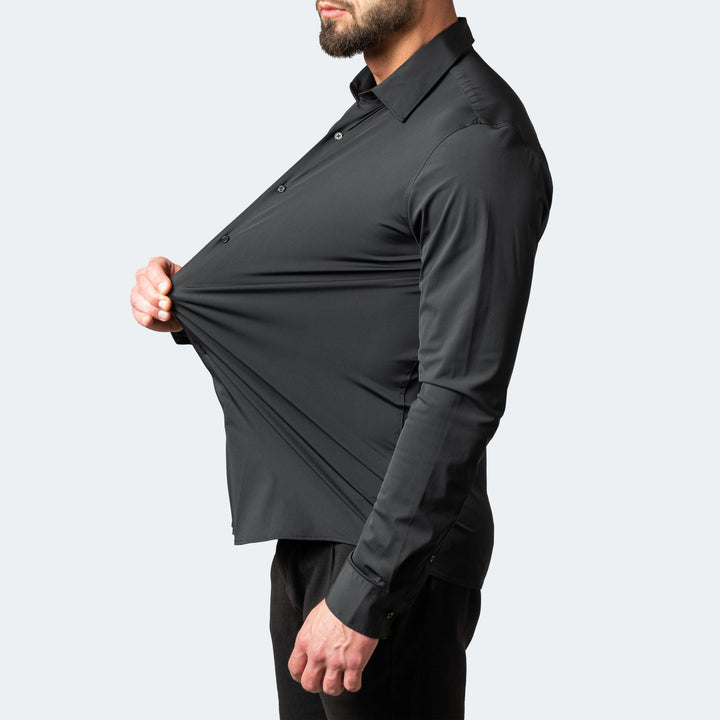 Chemise stretch à manches longues pour homme, modèle Julien, de couleur noire, coupe ajustée, tissu extensible démontré au niveau du buste pour un confort optimal et une grande liberté de mouvement, idéale pour un look élégant et tendance.
