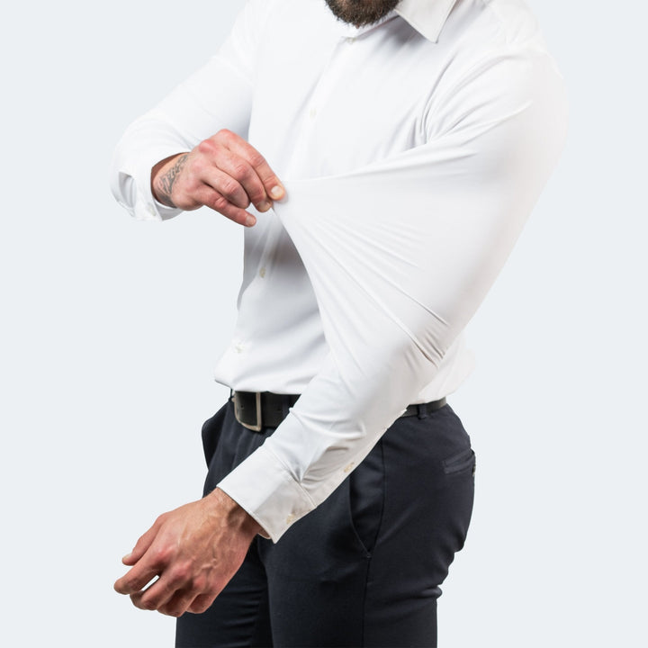 Chemise stretch à manches longues pour homme, modèle Julien, de couleur blanche, coupe ajustée, tissu extensible démontré au niveau de la manche pour un confort optimal et une liberté de mouvement, parfaite pour un style élégant et tendance.