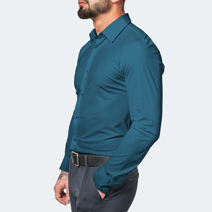 Chemise stretch à manches longues pour homme, modèle Julien, de couleur bleu pétrole, coupe ajustée, tissu extensible offrant confort et liberté de mouvement, idéale pour un style moderne et élégant.