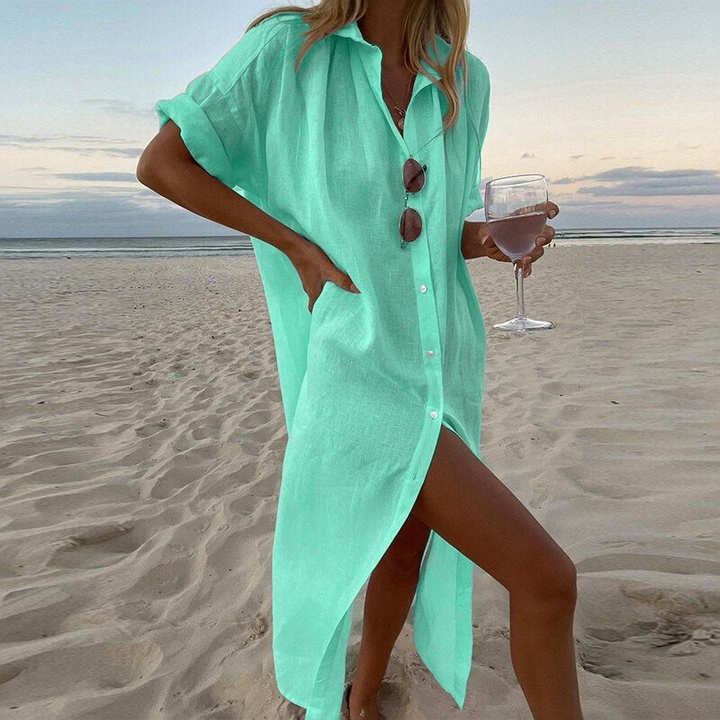 Robe maxi légère en lin de couleur turquoise, avec une fermeture à boutons et un design décontracté. Idéale pour un look estival chic, parfaite pour une journée à la plage ou une sortie décontractée sous le soleil. Ses manches retroussées et son style fluide ajoutent une touche de confort et de fraîcheur.