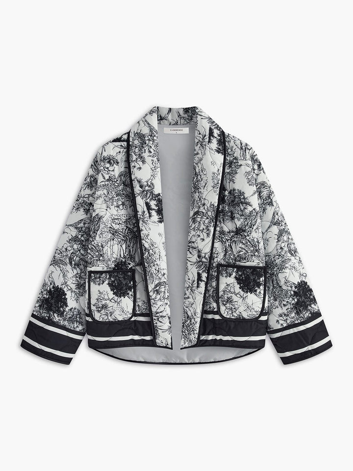 Vue de face de la veste courte d’hiver pour femme Kérina, avec motif noir et blanc détaillé et coupe élégante. Modèle avec poches avant et finitions contrastées, idéal pour un style hivernal chic et moderne.
