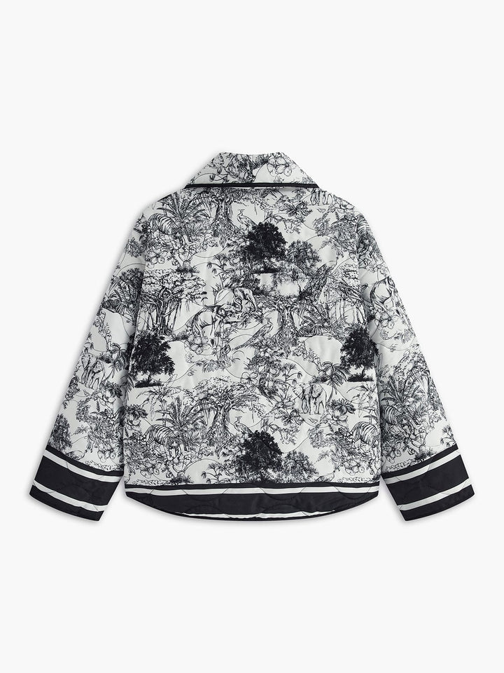 Vue arrière de la, avec motif noir et blanc détaillé inspiré de paysages naturels. Coupe courte matelassée avec finitions contrastées, idéale pour un style hivernal élégant et moderne.