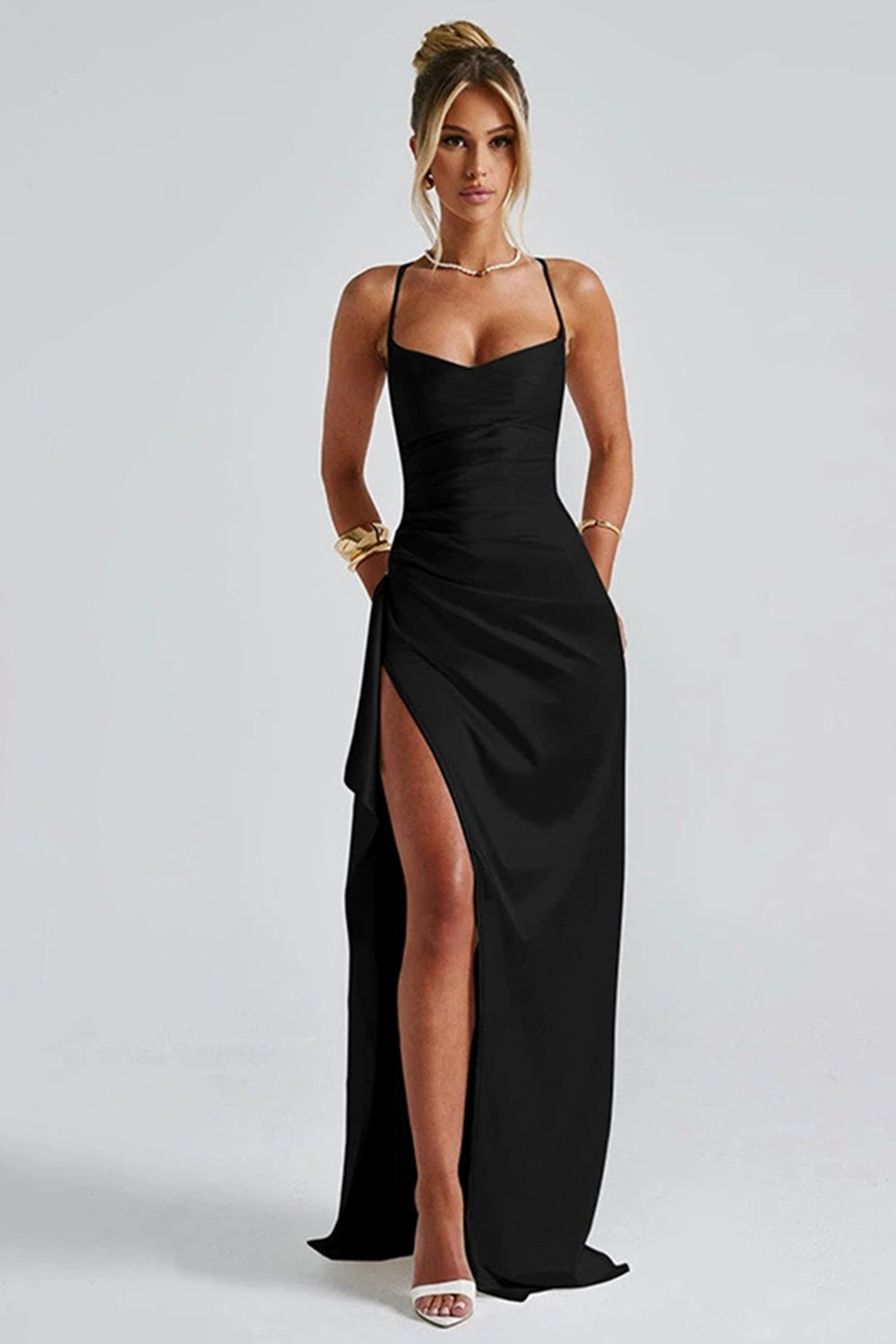 Robe Kinsey maxi satinée pour femme, volants raffinés et coupe fluide adaptée aux occasions habillées.
