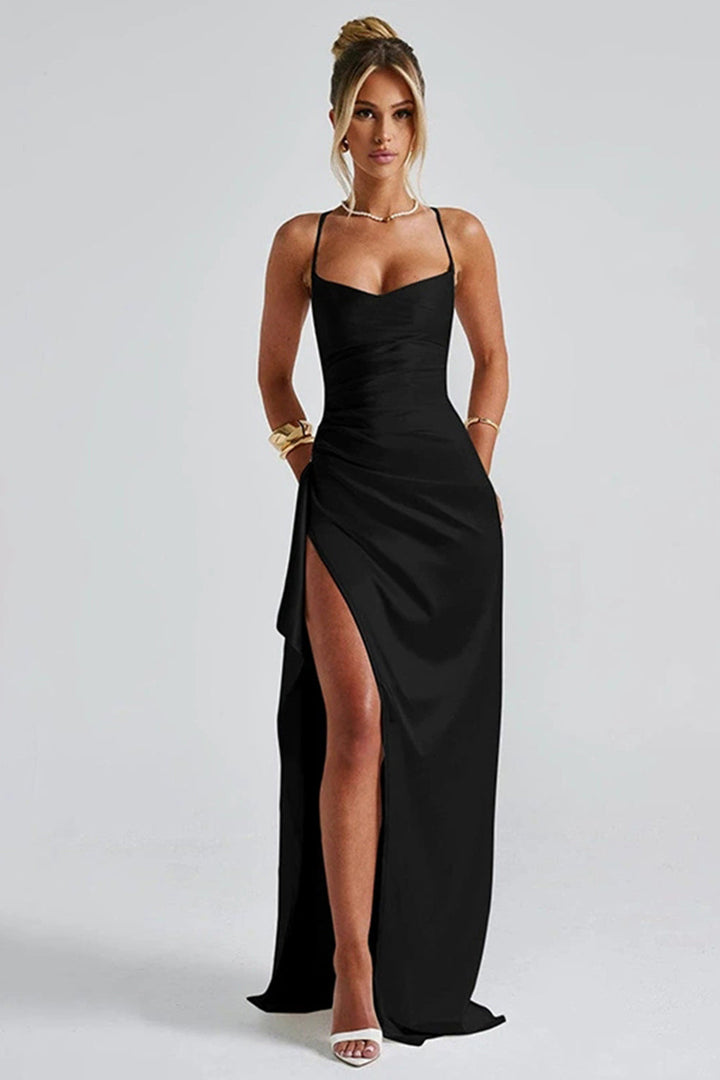 Robe Kinsey maxi satinée pour femme, volants raffinés et coupe fluide adaptée aux occasions habillées.