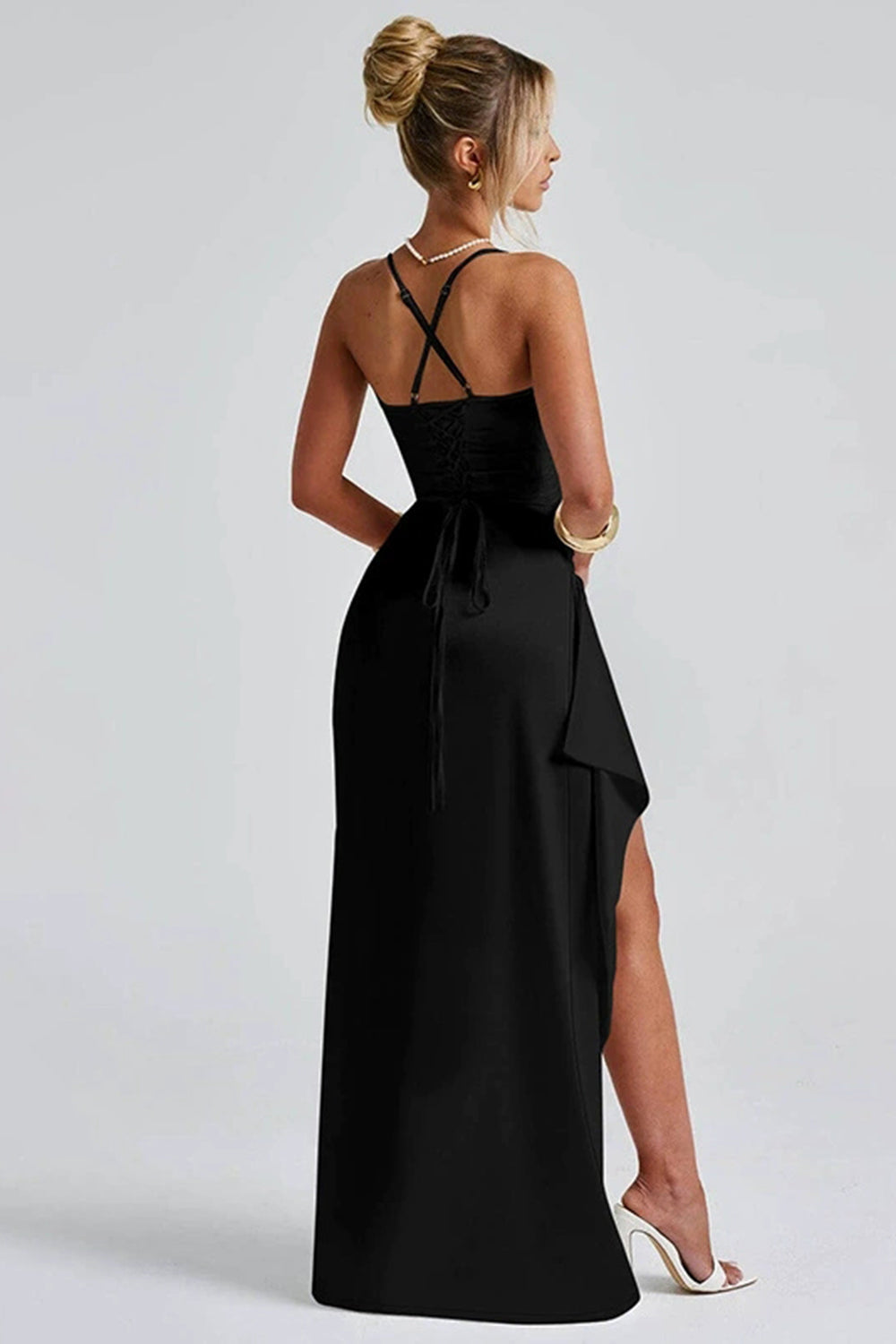 Robe Kinsey maxi satinée pour femme, volants raffinés et coupe fluide adaptée aux occasions habillées.