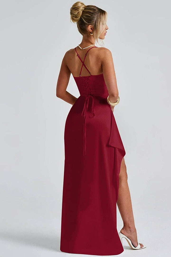 Robe Kinsey maxi satinée pour femme, volants raffinés et coupe fluide adaptée aux occasions habillées.