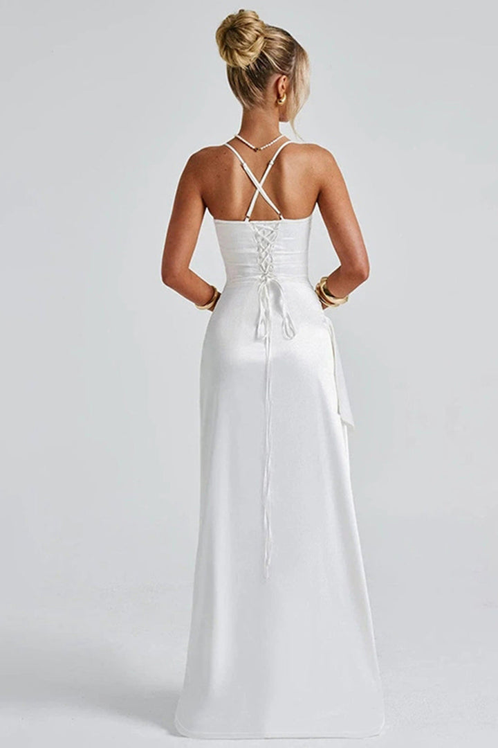 Robe Kinsey maxi satinée pour femme, volants raffinés et coupe fluide adaptée aux occasions habillées.