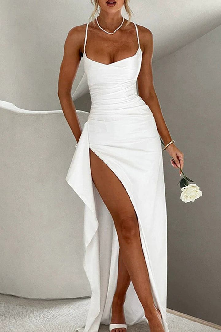 Robe Kinsey maxi satinée pour femme, volants raffinés et coupe fluide adaptée aux occasions habillées.