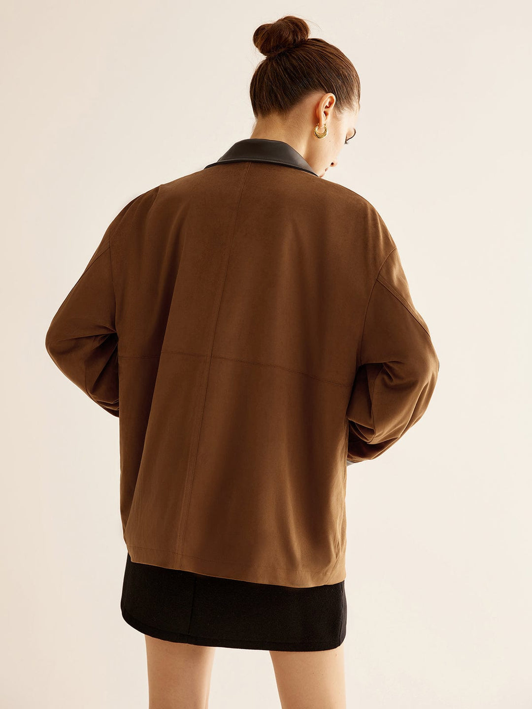 Vue arrière de la veste oversize Kylora pour femme, avec un col en cuir noir et une coupe décontractée. Ce modèle tendance est conçu pour offrir confort et style, parfait pour une allure moderne et élégante, avec une finition soignée.