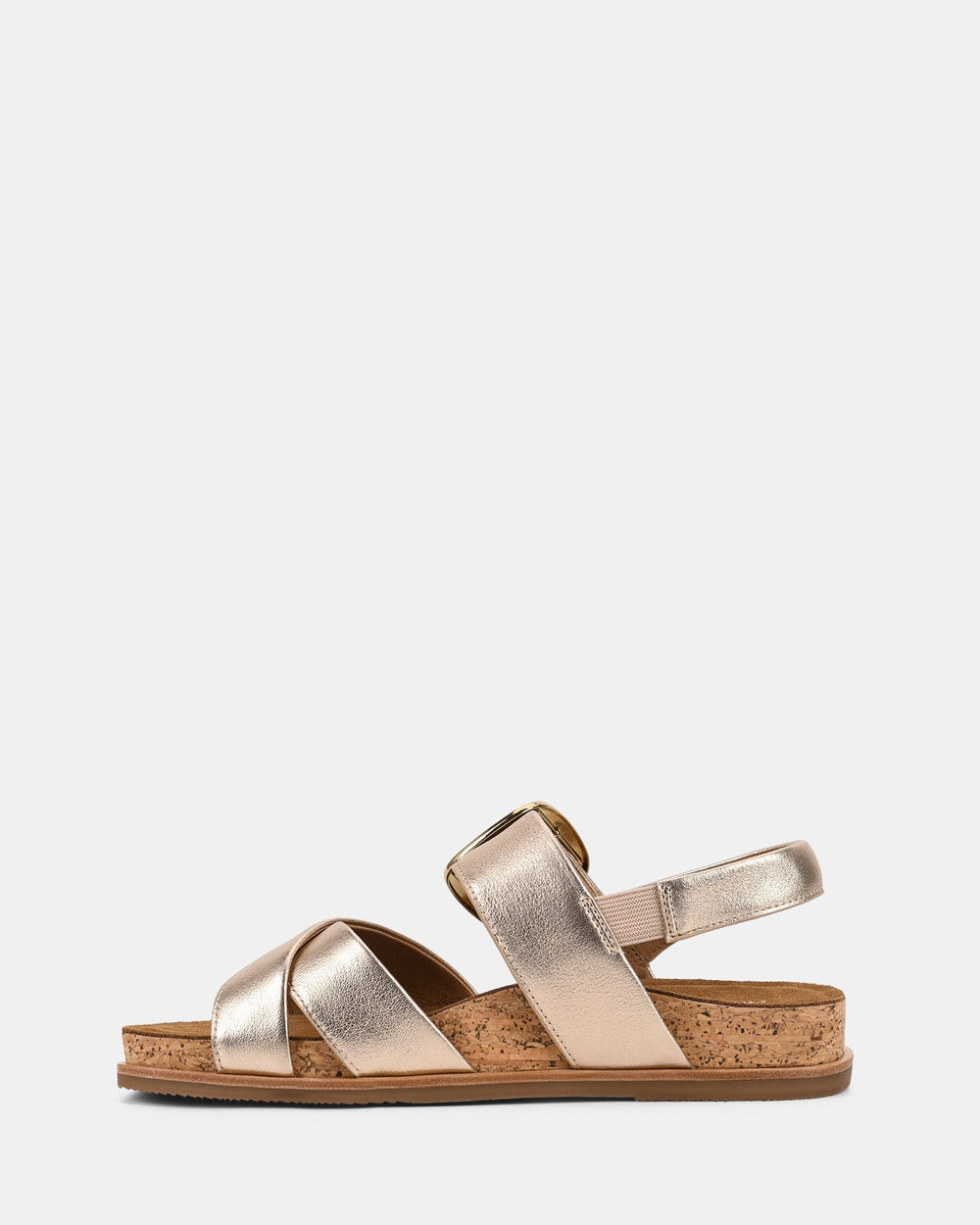 Sandales d'été dorées pour femmes, modèle Lake. Vue latérale avec des brides croisées en cuir métallisé, une semelle en liège confortable et une sangle arrière élastique pour un ajustement facile et un style tendance.