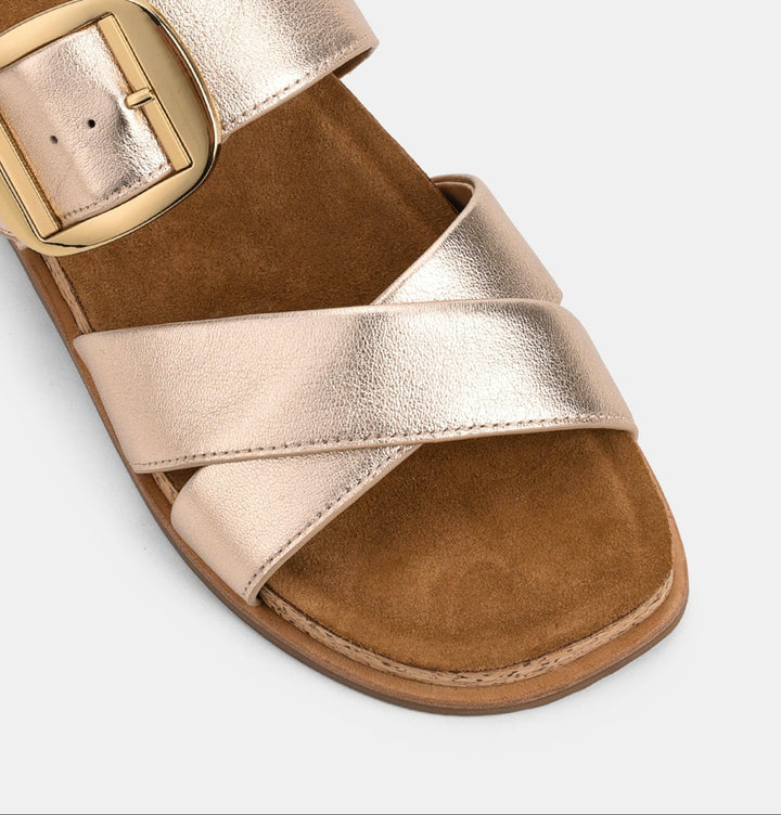 Zoom sur les sandales d'été dorées pour femmes, modèle Lake. Détail des brides croisées en cuir métallisé et de la boucle dorée, offrant un ajustement pratique et un style élégant.
