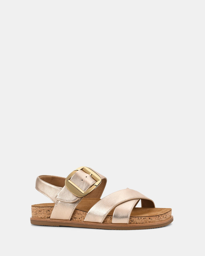 Sandales d'été dorées pour femmes, modèle Lake. Design élégant avec des brides croisées et une boucle dorée pour un ajustement parfait, sur une semelle en liège confortable et tendance.