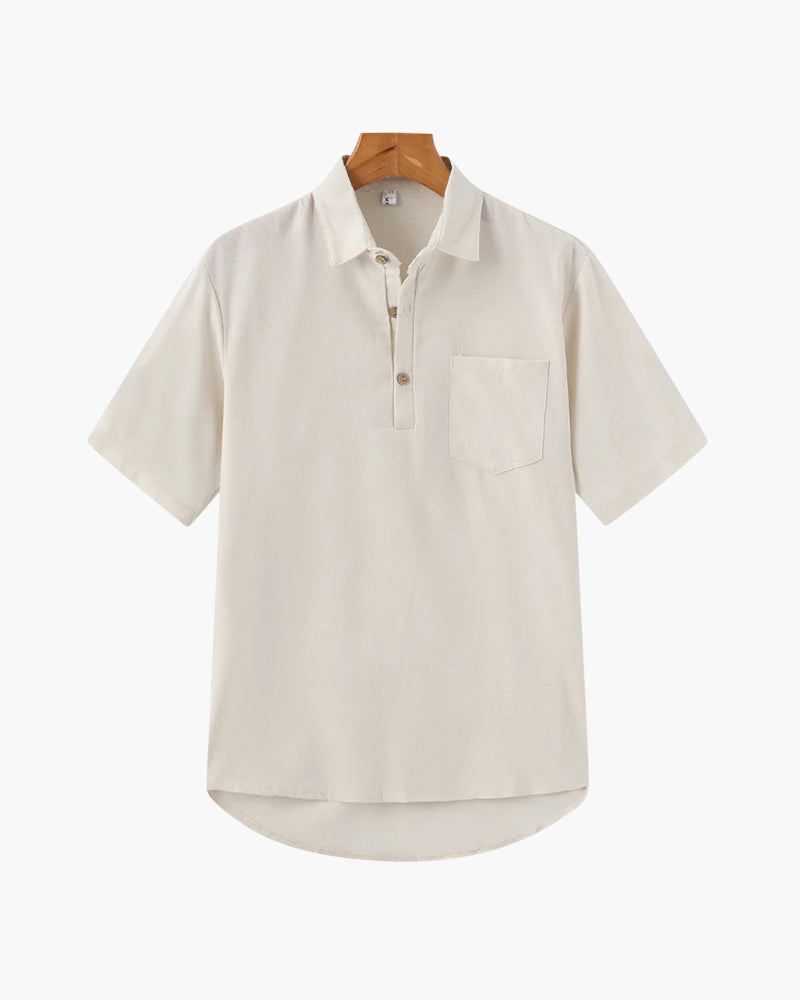 Polo en lin pour homme, couleur beige clair, avec une poche poitrine et des boutons au col. Un modèle léger et confortable, idéal pour un look décontracté et estival, alliant tendance et simplicité.