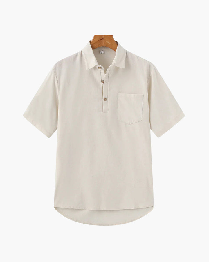 Polo en lin pour homme, couleur beige clair, avec une poche poitrine et des boutons au col. Un modèle léger et confortable, idéal pour un look décontracté et estival, alliant tendance et simplicité.