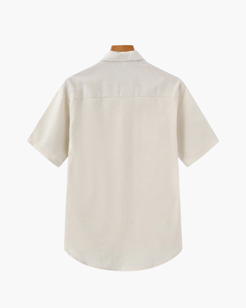 Vue arrière du polo en lin pour homme, couleur beige clair, avec un col classique et une coupe décontractée. Ce modèle léger et confortable est idéal pour les journées estivales, offrant un style tendance et raffiné.