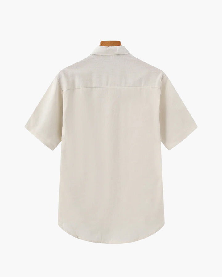 Vue arrière du polo en lin pour homme, couleur beige clair, avec un col classique et une coupe décontractée. Ce modèle léger et confortable est idéal pour les journées estivales, offrant un style tendance et raffiné.