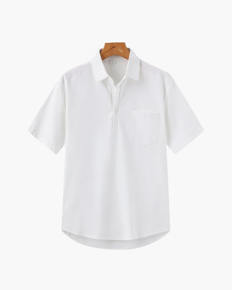 Polo en lin pour homme, couleur blanche, avec une poche poitrine et un col classique. Ce modèle léger et élégant est parfait pour un look décontracté et stylé, idéal pour la saison estivale.