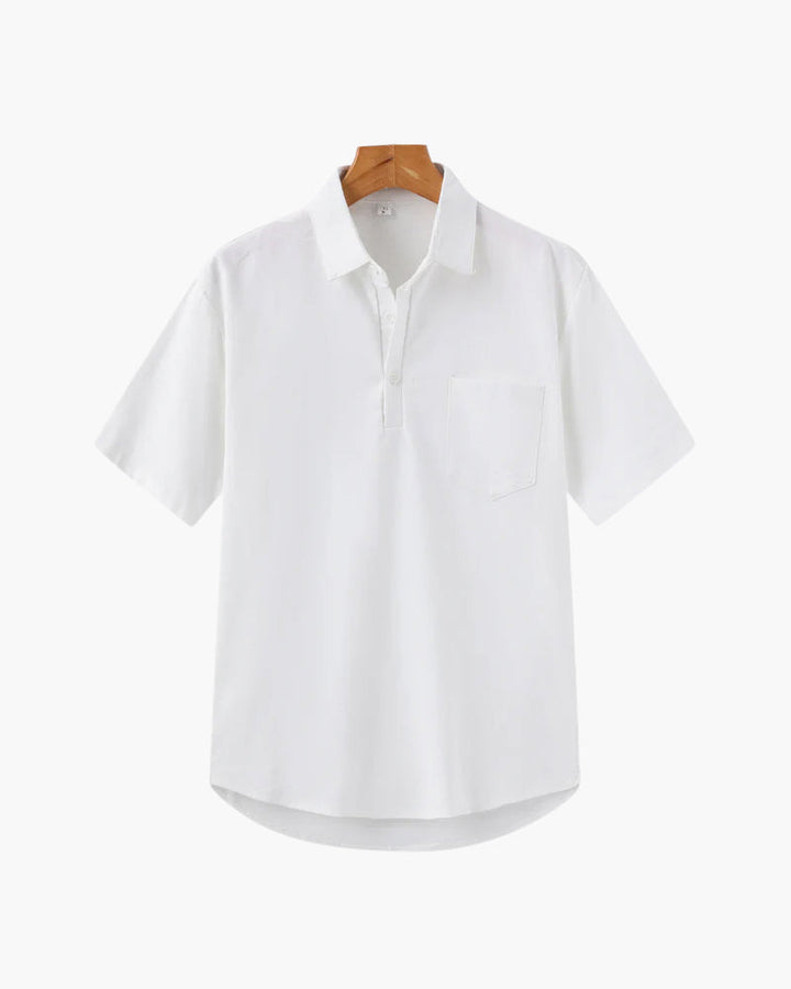 Polo en lin pour homme, couleur blanche, avec une poche poitrine et un col classique. Ce modèle léger et élégant est parfait pour un look décontracté et stylé, idéal pour la saison estivale.