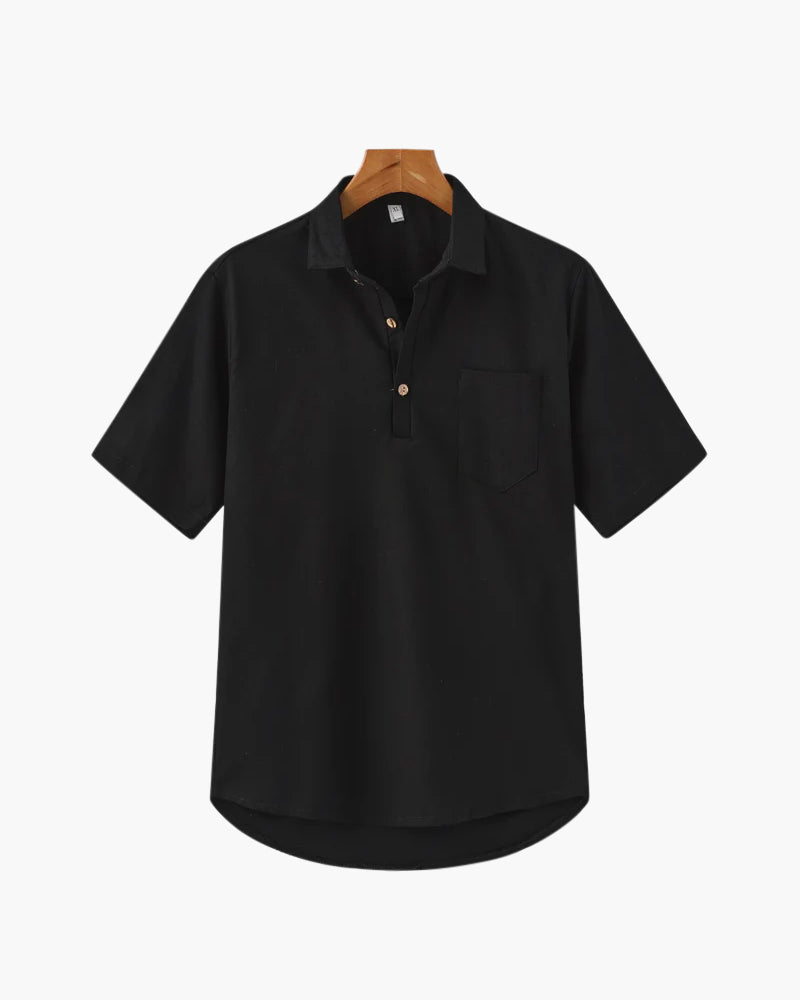 Polo en lin pour homme, couleur noire, avec une poche poitrine et des boutons en bois au col. Ce modèle élégant et simple est parfait pour un style décontracté, moderne et intemporel.