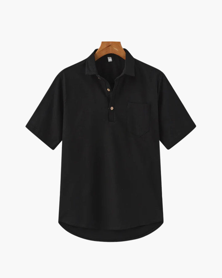 Polo en lin pour homme, couleur noire, avec une poche poitrine et des boutons en bois au col. Ce modèle élégant et simple est parfait pour un style décontracté, moderne et intemporel.