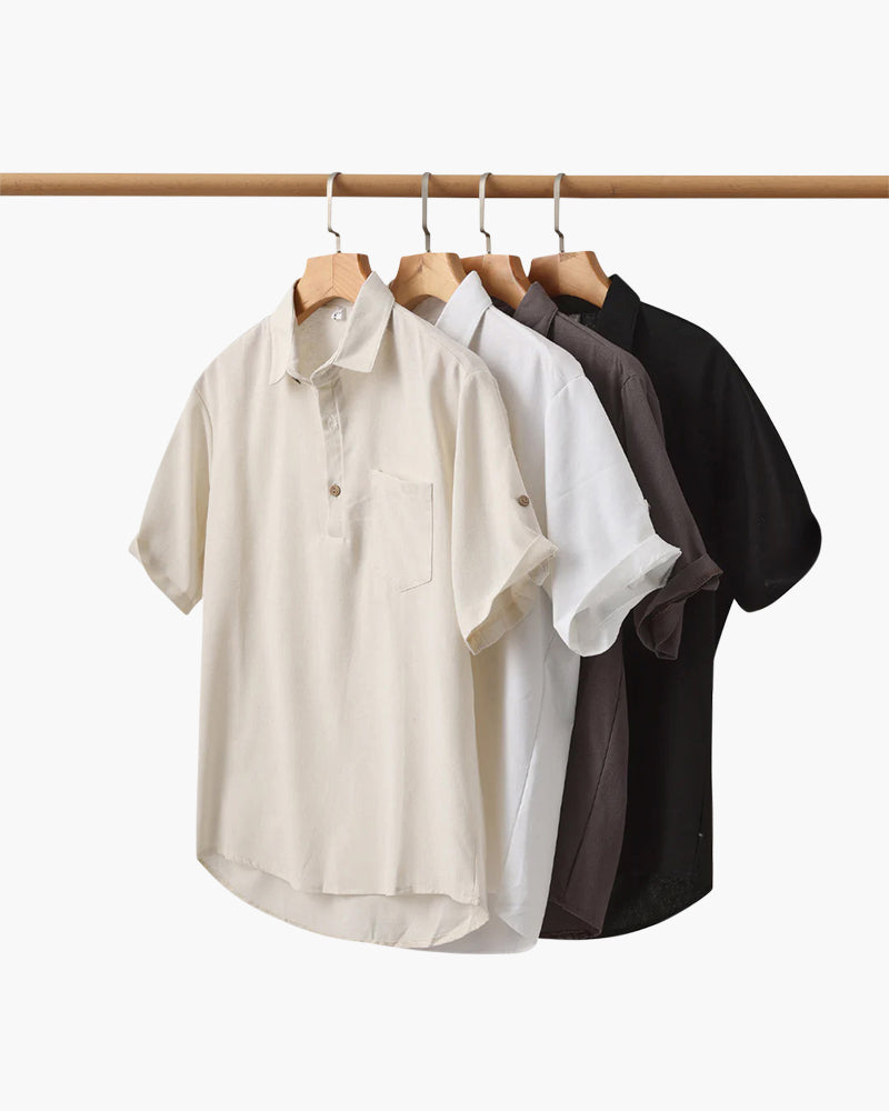 Quatre polos en lin pour homme suspendus, disponibles en différentes couleurs : beige, blanc, marron et noir. Chaque modèle présente une poche poitrine et des boutons en bois, offrant un style décontracté et tendance. Parfait pour un look estival élégant.