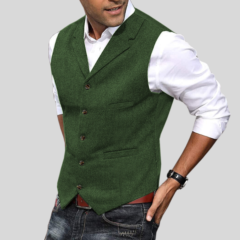 Gilet sans manches vert à boutons, coupe ajustée avec poches, porté sur une chemise blanche avec jean.