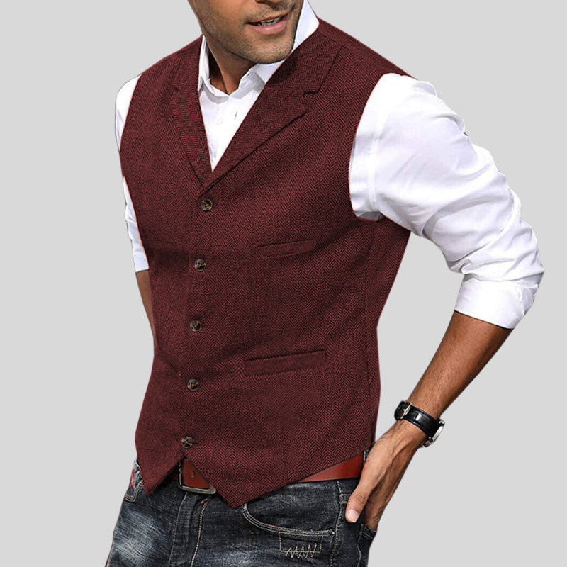 Gilet court sans manches bordeaux à boutons, coupe ajustée avec poches, porté sur une chemise blanche avec jean.